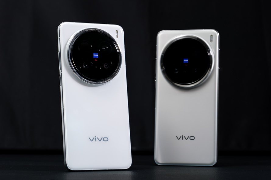 Front and back views of the Vivo X200 Pro in white, showcasing its elegant design and prominent Zeiss-branded circular camera module.