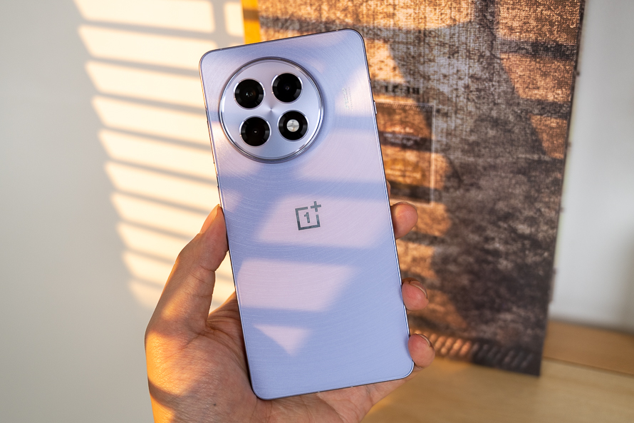 OnePlus Ace 5 Pro Stardust Purple showcasing its premium circular camera design and smooth matte finish.