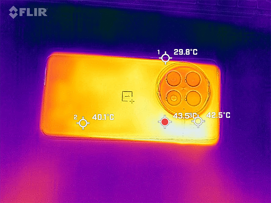 Thermal imaging view, testing the OnePlus 13’s performance under heavy usage, displaying temperature consistency.