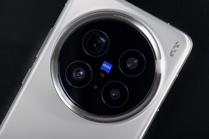 Detailed view of the Vivo X200 Pro’s rear camera setup, emphasizing the Zeiss T* coating and advanced lens arrangement.