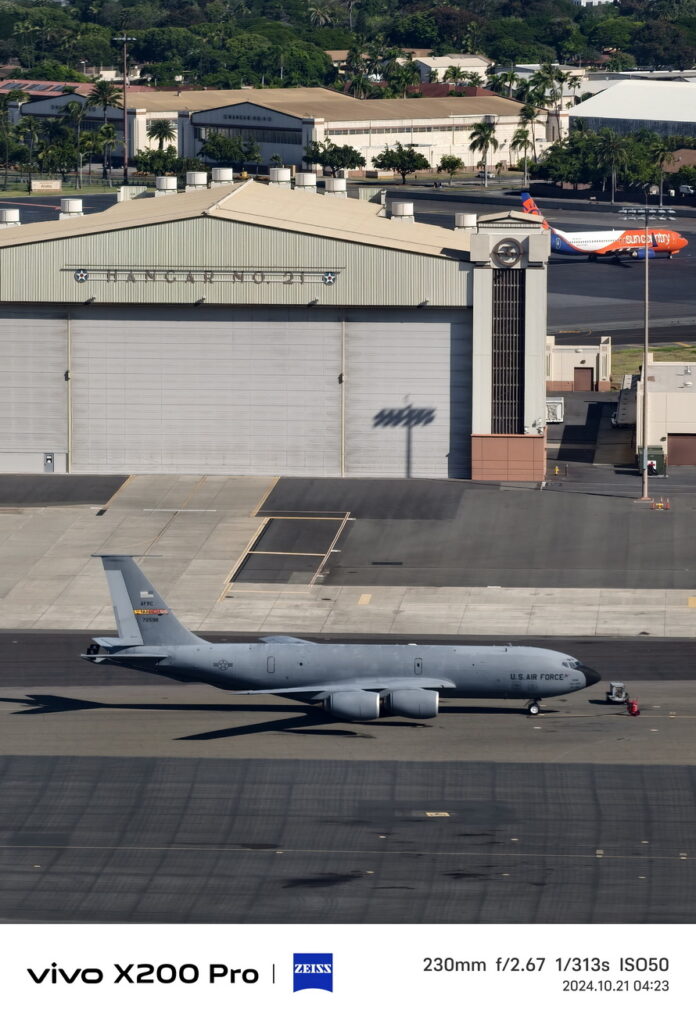 An aircraft parked near a hangar, showcasing the Vivo X200 Pro’s 230mm telephoto lens with sharp focus and detailed clarity.