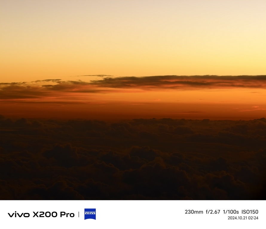 A stunning sunset above the clouds, highlighting the Vivo X200 Pro’s 230mm telephoto lens capability with rich details and warm hues.