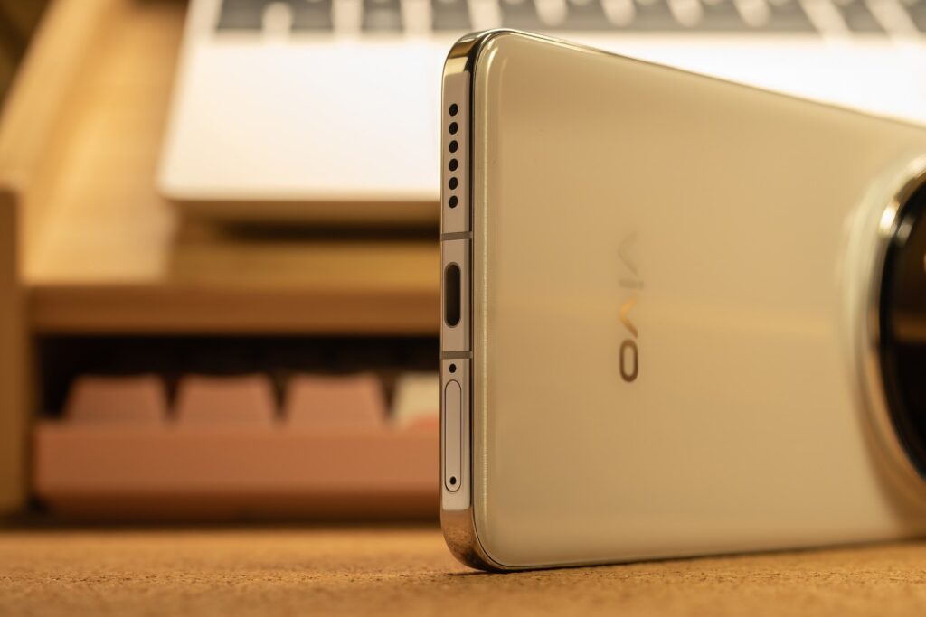 Angled view of the vivo X200 Pro’s white back cover, highlighting its minimalist and elegant design.