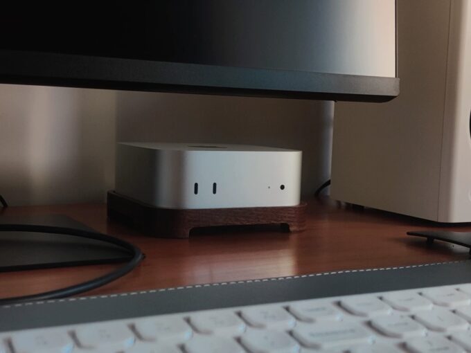 Compact and durable wooden stand elevating a Mac Mini M4, perfect for reducing desk clutter and enhancing airflow.